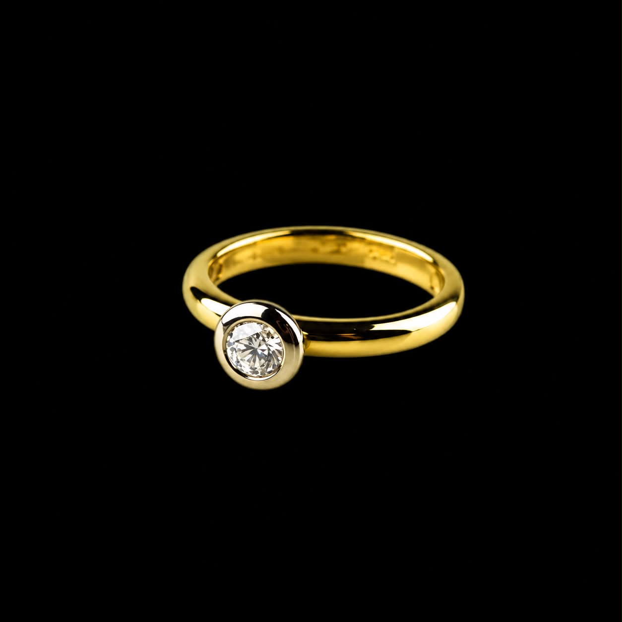 ring solitair in geel en wit goud gezet met diamant
