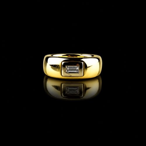 ring in geel en wit goud gezet met diamant baget