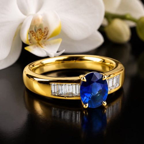 ring in geel goud gezet met saffier en diamant bagetten