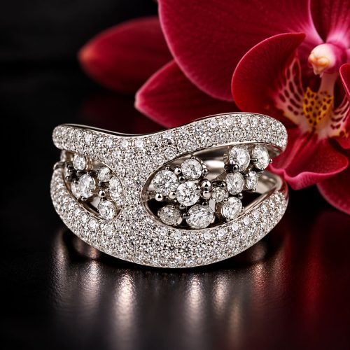 Wit gouden ring gezet met witte en grijze diamanten