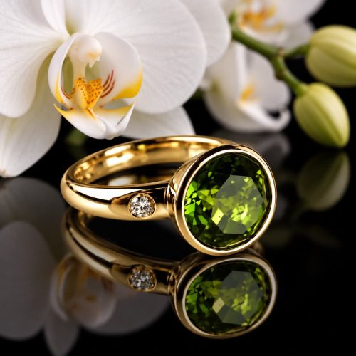 ring in geelgoud gezet met peridoot en diamant