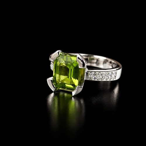 ring in wit goud gezet met peridoot en diamant