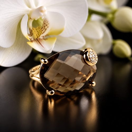 Ring in geel goud gezet met rookkwarts en diamant