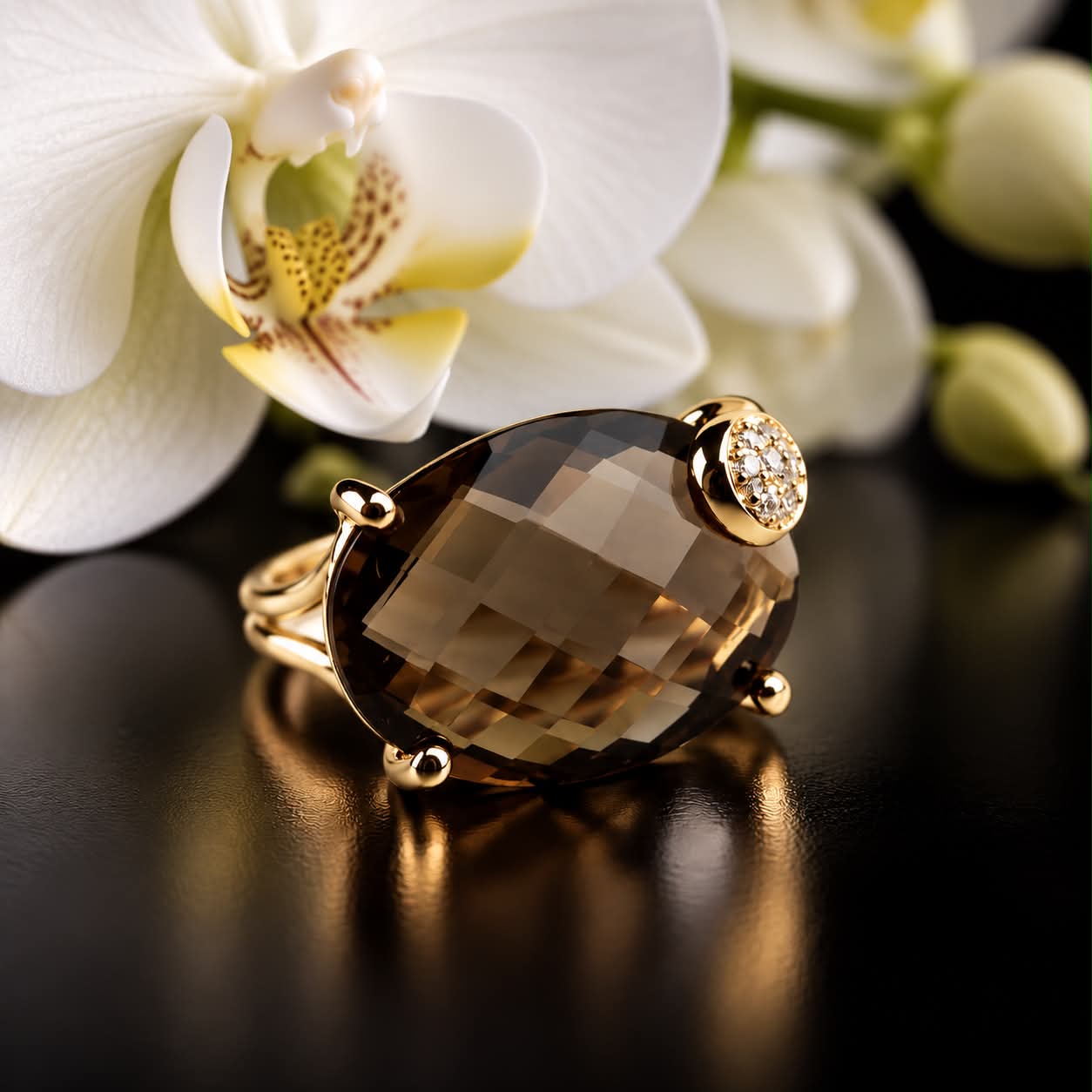 Ring in geel goud gezet met rookkwarts en diamant