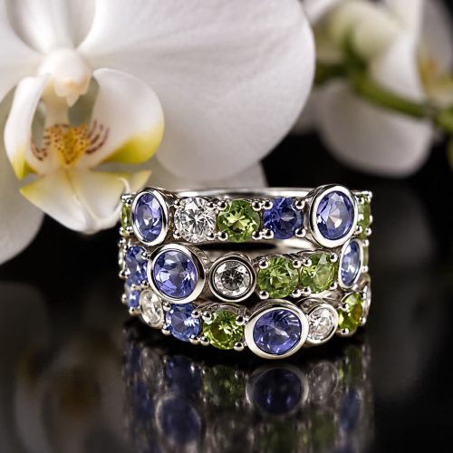 ringen in wit goud gezet met diamant peridoot en blauwe spinel