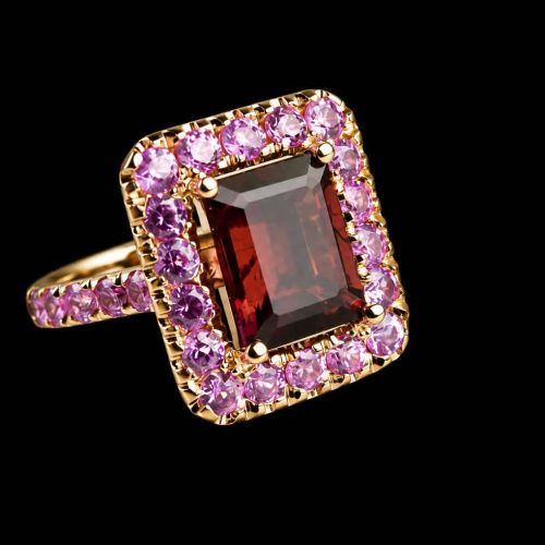 ring in roos goud gezet met rubelliet en roze saffieren