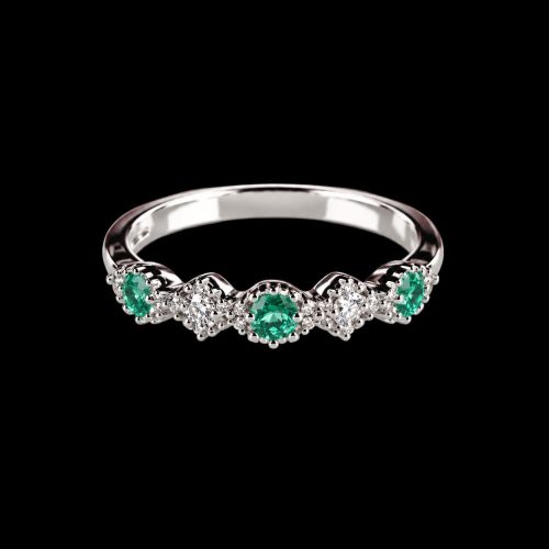 ring in wit goud gezet met smaragd en diamant