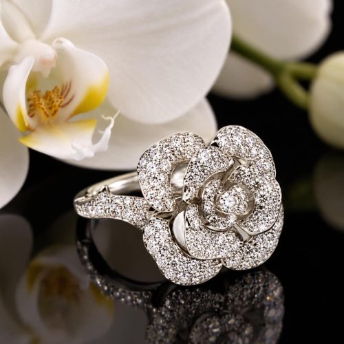 Ring in wit goud bloemvorm gezet met diamant