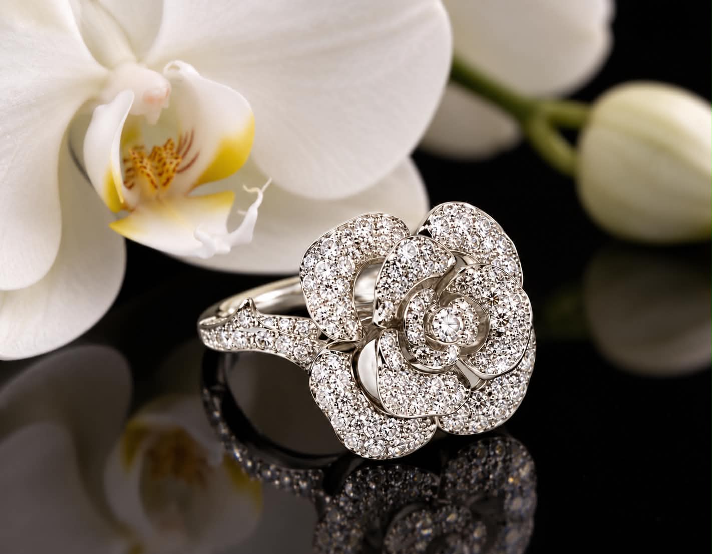 Ring in wit goud bloemvorm gezet met diamant