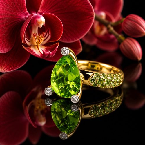 Geelgouden en witgouden ring gezet met peridoot en diamant