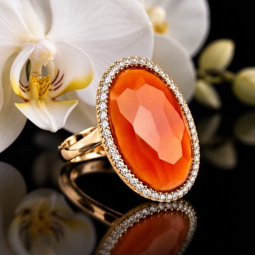 Ring in geelgoud gezet met oranje carneool en diamant