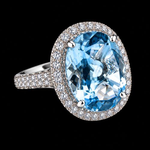 grote ring in wit goud gezet met blauwe topaas en diamant
