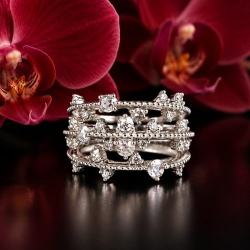 Brede wit gouden ring gezet met diamanten
