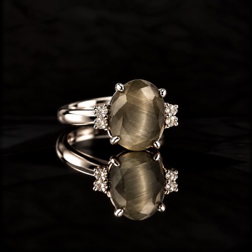 ring in zilver model eclips gezet met grijze steen en cubic zirconia