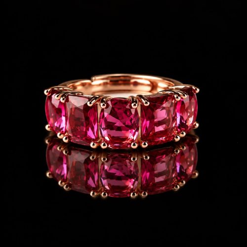 Ring in zilver roos goud verguld gezet met rechthoekige rode cubic zirconia stenen