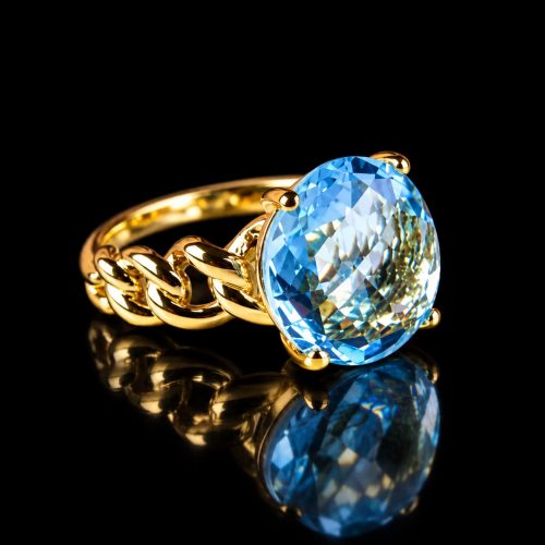 Ring in geel goud gezet met blauwe topaas