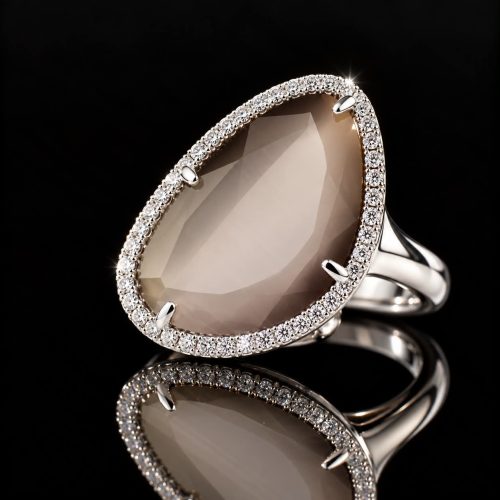 ring in zilver gerodieerd gezet met grijze steen en cubic zirconia model druppel