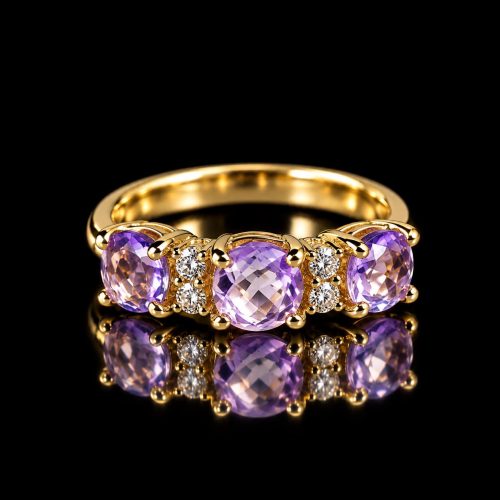 Ring in geel goud gezet met amethist en diamant