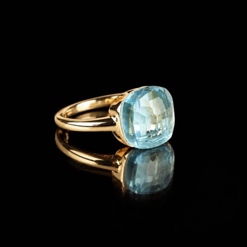 Ring in roos goud gezet met blauwe topaas