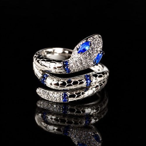 Ring in zilver model slang gezet met blauwe stenen en transparante cubic zirconia