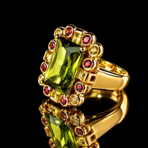 Brede zilveren ring geelgoud verguld met kaki groene steen en rode stenen en cubic zirconia