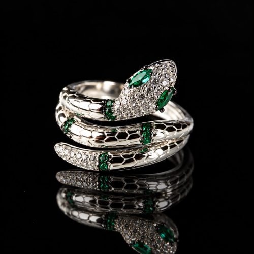 Ring in zilver model slang gezet met groene stenen en transparante cubic zirconia
