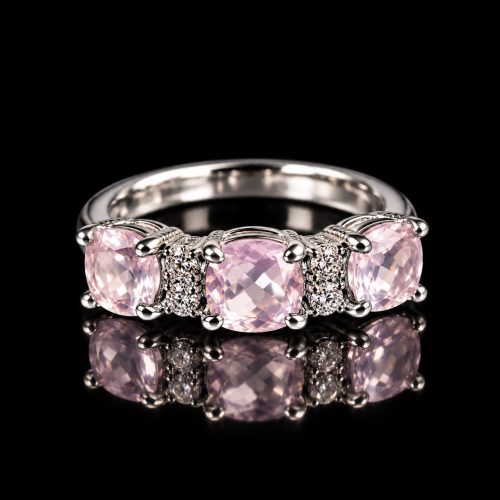 Ring in wit goud gezet met roze kwarts en diamant