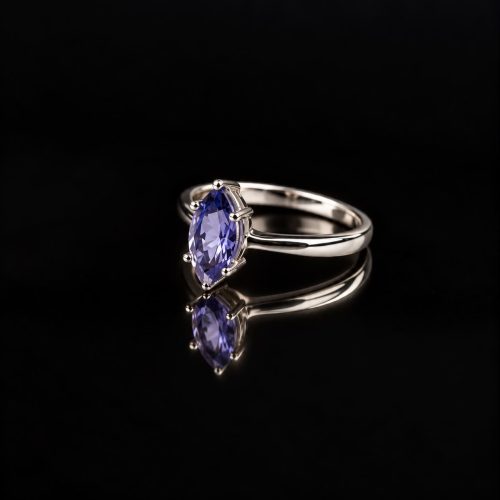 ring in wit goud gezet met ioliet