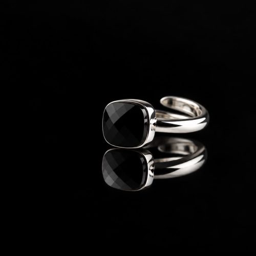 ring in zilver gerodieerd model carré zwart