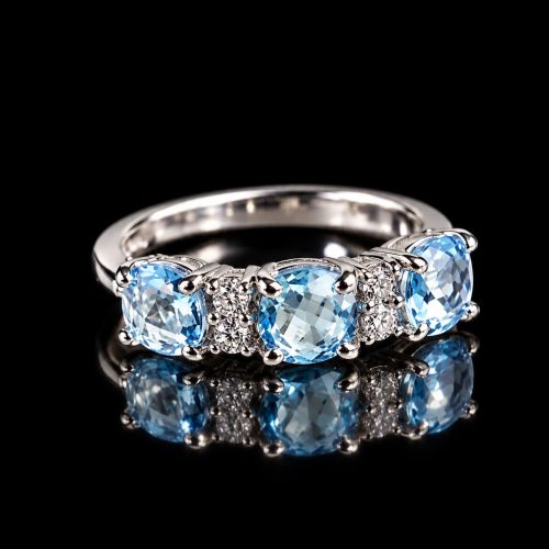Ring in wit goud gezet met blauwe topaas en diamant