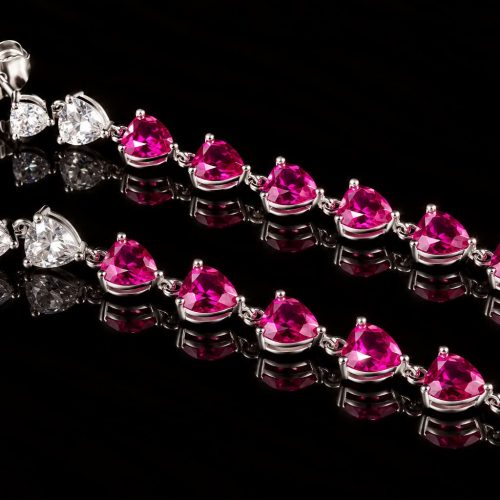 Lange zilveren oorringen oorbellen gezet met roze hartjes