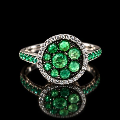 Ring in wit goud gezet met smaragd en diamant
