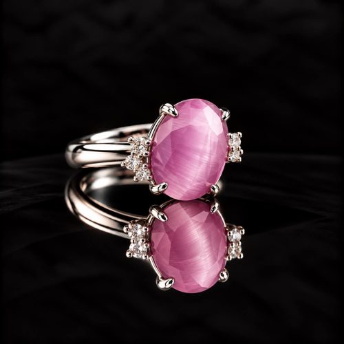 ring in zilver model eclips gezet met roze steen en cubic zirconia