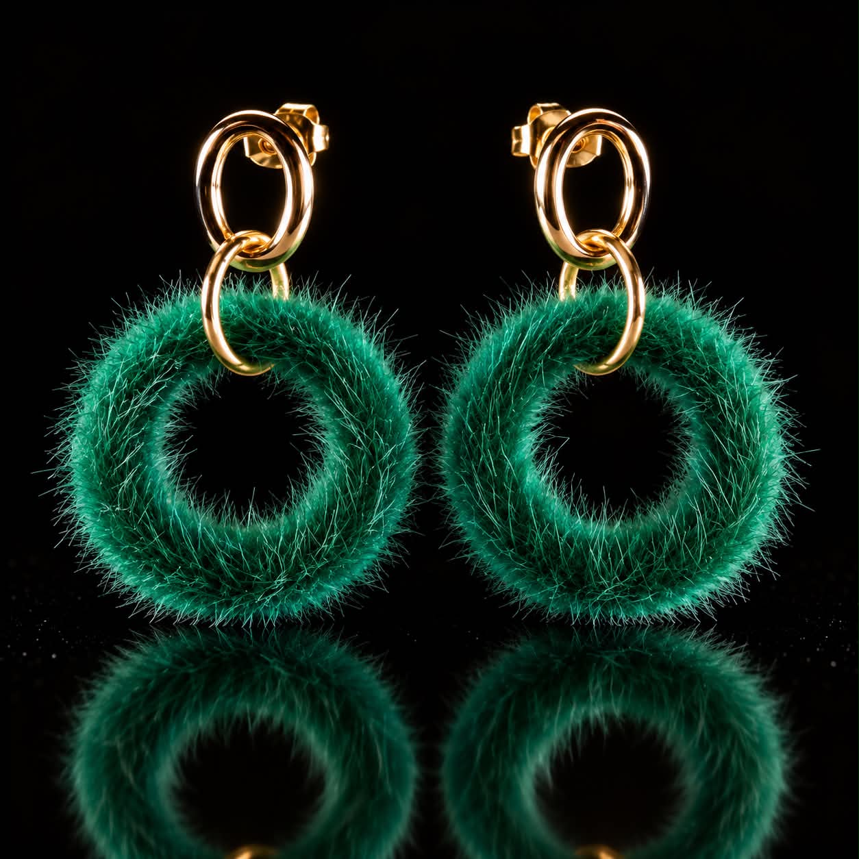 Oorringen Model Cirkel Fur goudkleurig met groene pels cirkel
