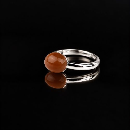 ring in wit goud gezet met bruine maansteen
