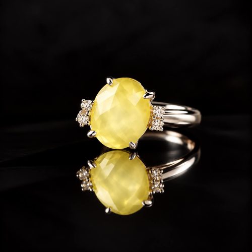 ring in zilver model eclips gezet met parelmoerkleurige steen en cubic zirconia