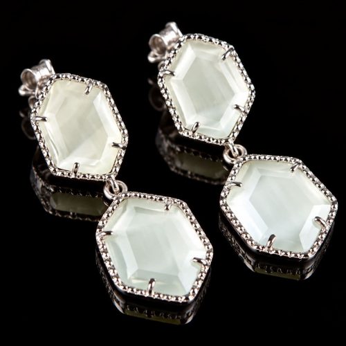 Zilveren oorringen oorbellen Model Hexagon met witte parelmoerkleurige stenen