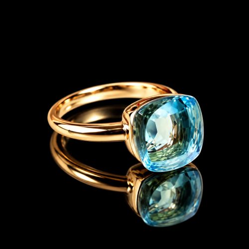 ring in roos goud gezet met blauwe topaas