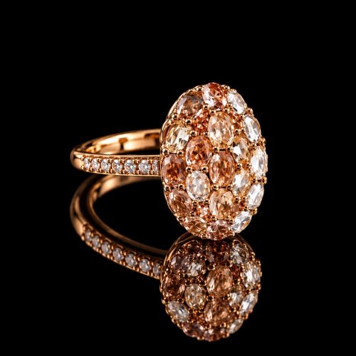 Ring in roos goud gezet met diamant en witte topaas