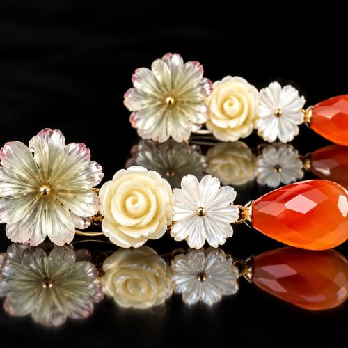 oorringen in wit goud gezet met bergkristal bloem, witte bloem, parelmoer bloem en carneool druppel gefacetteerd