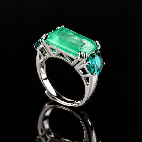 Zilveren ring met groene stenen