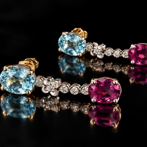 oorringen in wit goud gezet met blauwe topaas , roze toermalijn en diamant