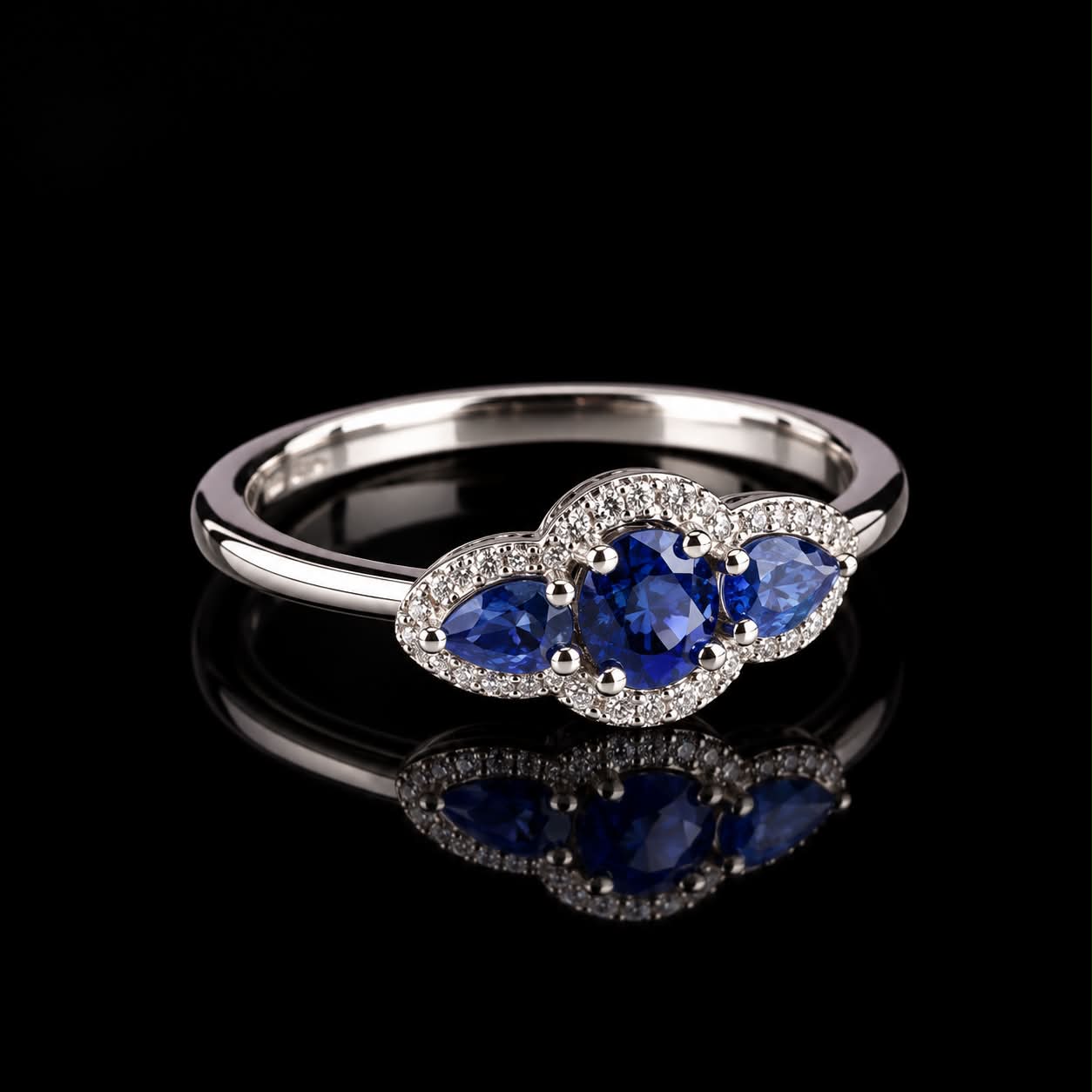 ring in wit goud gezet met blauwe saffier en diamant