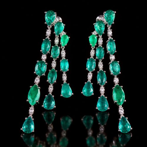 Lange zilveren oorbellen gezet met groene stenen en cubic zirconia