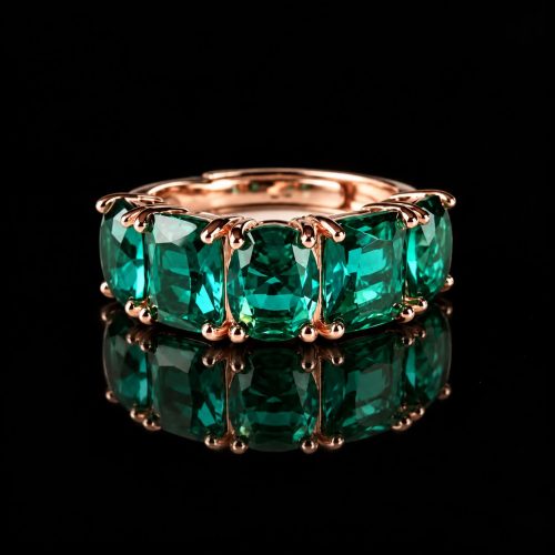 Ring in zilver roos goud verguld gezet met rechthoekige groene cubic zirconia stenen