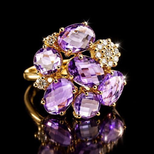 Ring in geel goud gezet met amethist en diamant