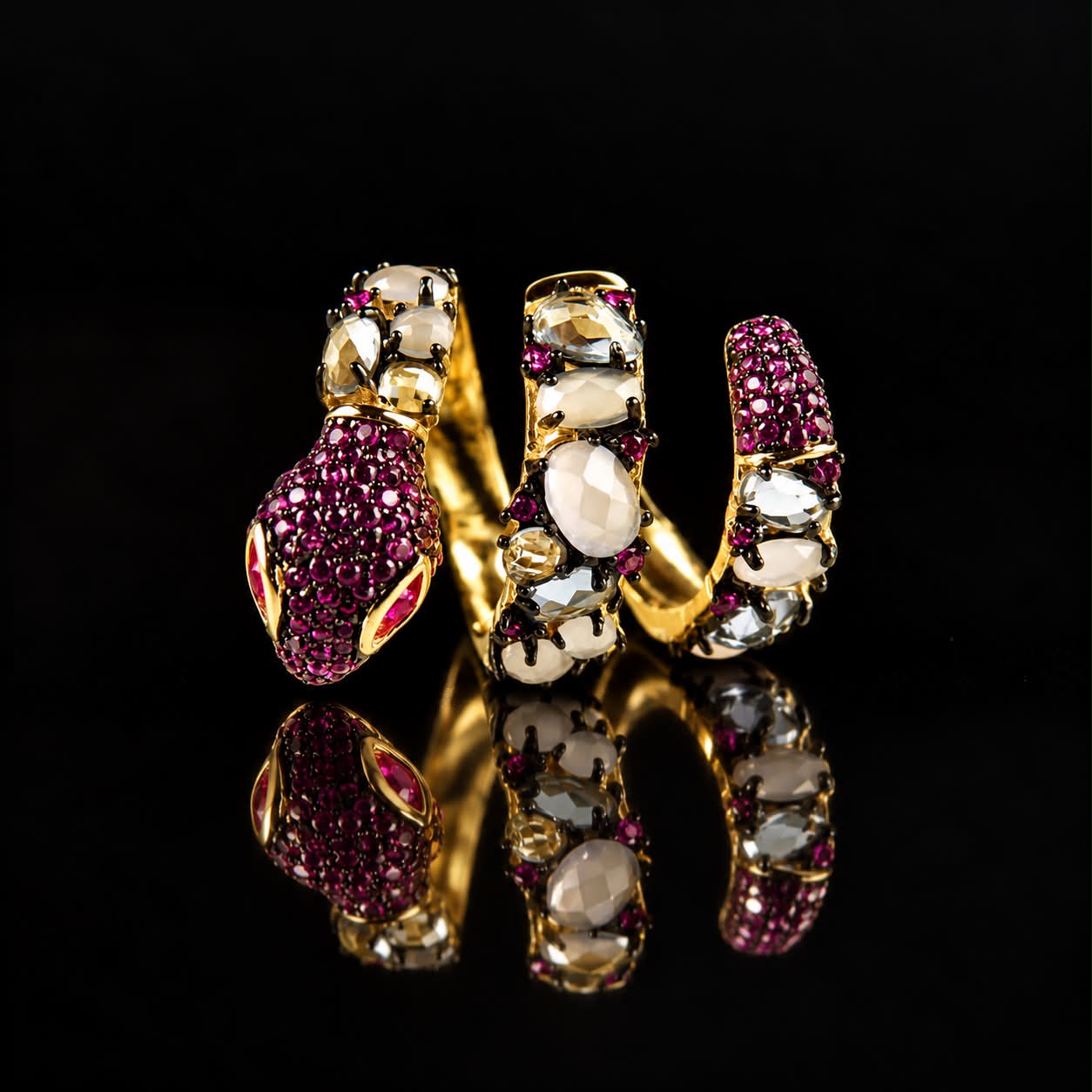 Brede ring in zilver geelgoud verguld slang met rode en roze stenen