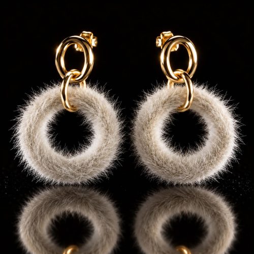 Oorringen Model Cirkel Fur goudkleurig met lichtgrijze pels cirkel