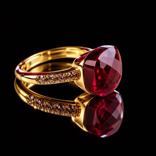 Ring in zilver geelgoud verguld model Pomellato met rode steen en cubic zirconia