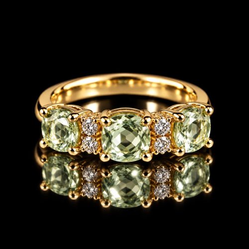Ring in geel goud gezet met groene kwarts en diamant